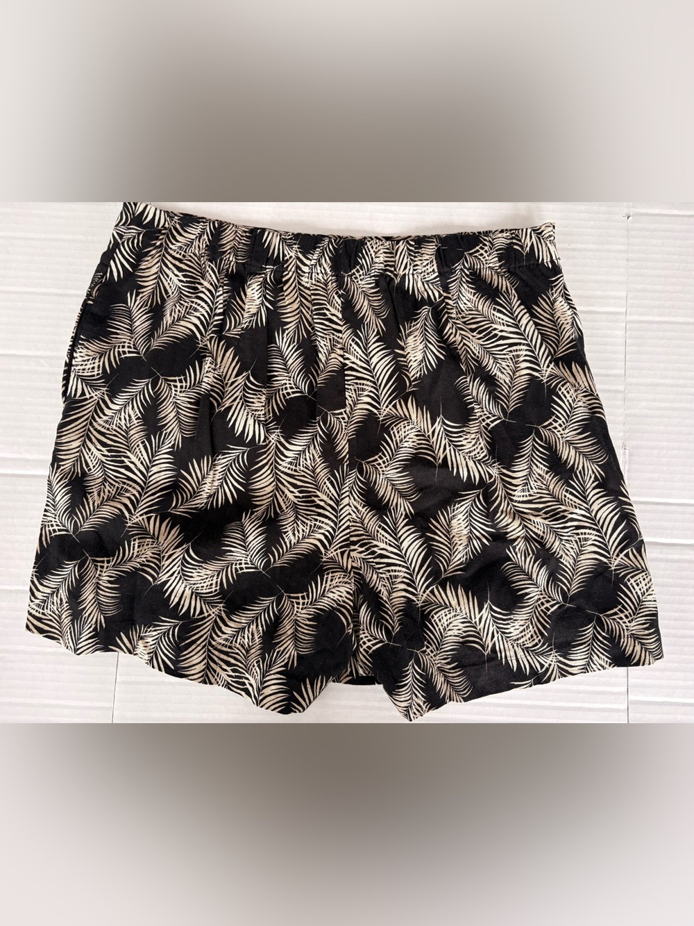 Ellen Tracy Black and Cream Palm Print Shorts - Picture 2 of 7
